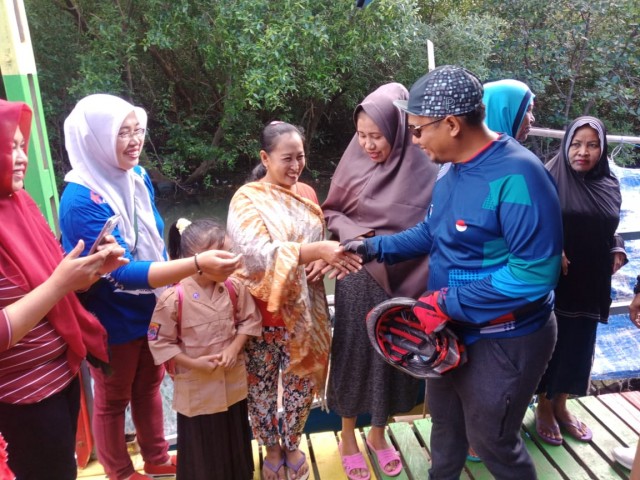 Pj Wali kota Makassar Dr Iqbal S Suhaeb saat mengunjungi Mangrove Center Makassar di wilayah Lantebung, Kelurahan Bira, Kecamatan Tamalanrea, Sabtu (20/7/2019). (Berita.news/Ratih Sardianti Rosi).