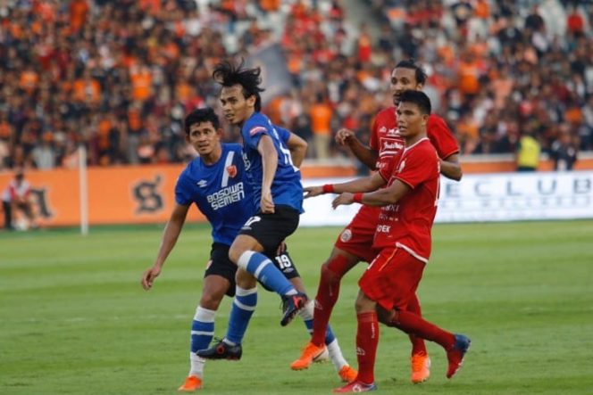 					Pemain PSM saat berlagak melawan pemain Persija Jakarta di Stadion Gelora Bung Karno. (Berita.news). 
