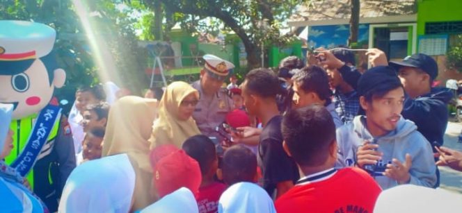 					Antusias siswa-siswa SDN Mangalli, Kecamatan Pallangga, Gowa saat diberikan edukasi terkait lalu lintas. (BERITA.NEWS/ACP). 