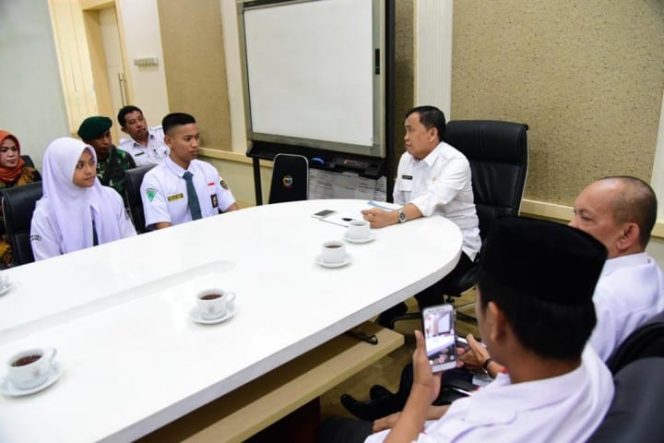 					Kasatria Jaya Saputera dari SMA Negeri 3 Luwu dan Ulfiatussaah dari SMA Negeri 7 Sinjai saat dikantor Gubernur Sulsel. (BERITA.NEWS/KH). 