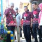 Kepala Dinas Perumahan dan Permukiman (Perkimtan) Kabupaten Gowa, Abdullah Sirajuddin bersama tim saat meninjau salah satu reservoir atau tempat penampungan air bersih di Kelurahan Batangkaluku, Gowa. (BERITA.NEWS/KH).