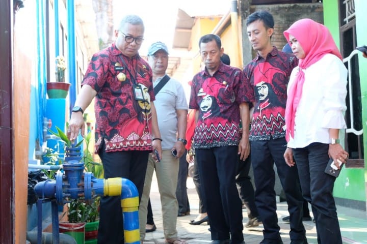 Kepala Dinas Perumahan dan Permukiman (Perkimtan) Kabupaten Gowa, Abdullah Sirajuddin bersama tim saat meninjau salah satu reservoir atau tempat penampungan air bersih di Kelurahan Batangkaluku, Gowa. (BERITA.NEWS/KH).