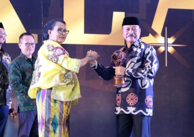 					Wakil Bupati Gowa, Abd Rauf Malaganni saat menerima langsung penghargaan Kabupaten Layak Anak (KLA). (BERITA.NEWS/ACP). 