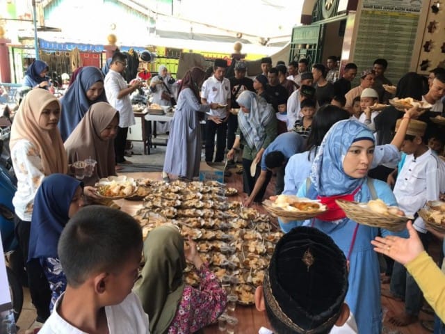 Suasana Sedekah Jumat Pekanan di Masjid Babul Jannah, Jalan Urip Sumohardjo No.23, Jumat (26/7/19). (BERITA.NEWS/Ratih Sardianti Rosi).