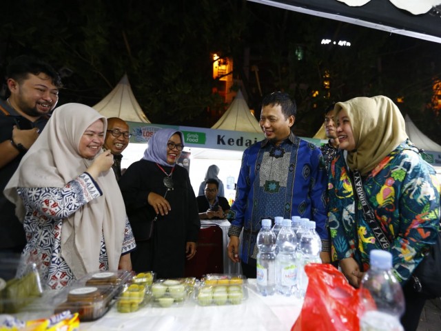 Pj Wali Kota Makassar, Iqbal Suhaeb saat mengunjungi festival losari 2019 di Pantai Losari, Sabtu (27/7/19). (BERITA.NEWS/Ratih Sardianti Rosi).