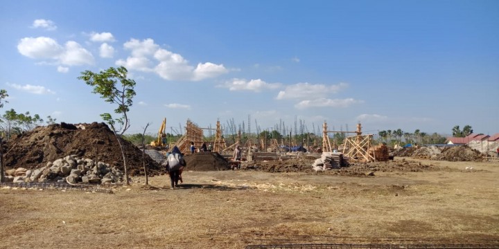 Proyek pembangunan pusat rehabilitasi Sosial ODHIV di Kecamatan Marbo yang diduga tak miliki IMB. (BERITA.NEWS/Abdul Kadir).