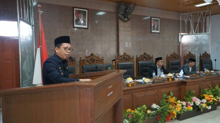 Tomy Satria Yulianto yang hadir dalam rapat paripurna menyampaikan sambutan. (BERITA.NEWS/IL).