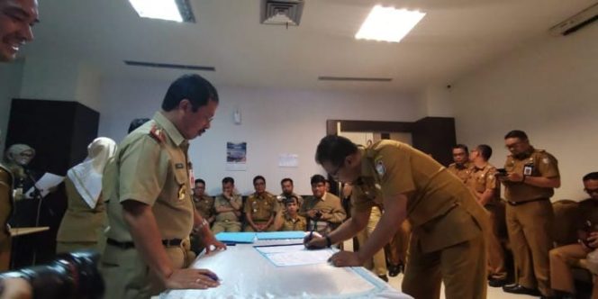 					Sekertaris Daerah Kota Makassar, Muhammad Ansar saat melakukan sertijab kepada pejabat pemkot makassar di Ruang Sekda, Lt 9 Balaikota Makassar, Jl.Ahmad Yani, Senin (29/0719). (BERITA.NEWS/Ratih Sardianti Rosi). 