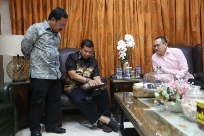 					Pj Wali Kota Makassar Iqbal Suhaeb, Sekda Kota Makassar M Ansar, saat menyambut General Manager Citraland City Losari Makassar Hendra Wahyuadi beserta staffnya di Makassar, Selasa (29/7/2019). (BERITA.NEWS/Ratih Sardianti Rosi). 