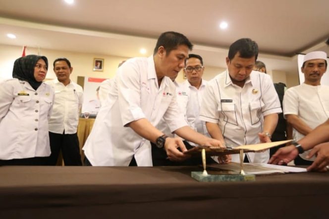 					Pj Wali Kota Makassar Iqbal Suhaeb saat melalukan penandatanganan MoU dengan PMI di Hotel Jolin, Rabu (31/7/2019). (BERITA.NEWS/Ratih Sardianti Rosi). 