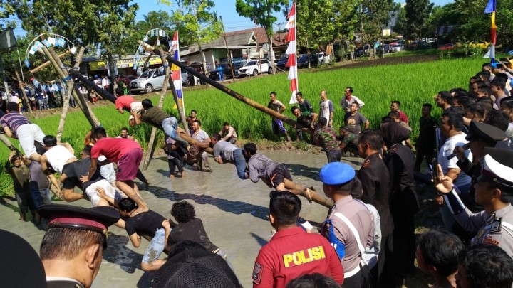 Beberapa warga dan Personel yang ikuti lomba Panjat Pinang di HUT Bhayangkara ke-73. (Berita.news/Abdul Kadir)