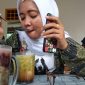 Ica salah satu pengunjung Beautiful Malino yang tengah mencicipi cendol.(Berita.news/ACP).