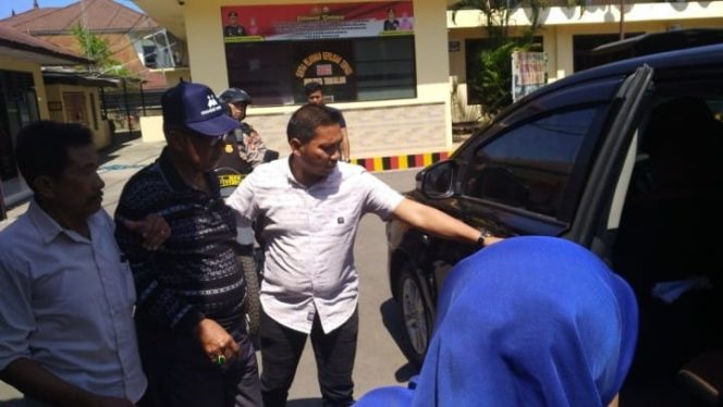 					Pelaku Curnak H Tambaru Lau saat akan di bawa ke RS Padjonga Daeng Ngalle yang dikawal unit Sabhara dan Personel Polres Takalar. (Berita.news/Abdul Kadir). 