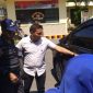 Pelaku Curnak H Tambaru Lau saat akan di bawa ke RS Padjonga Daeng Ngalle yang dikawal unit Sabhara dan Personel Polres Takalar. (Berita.news/Abdul Kadir).