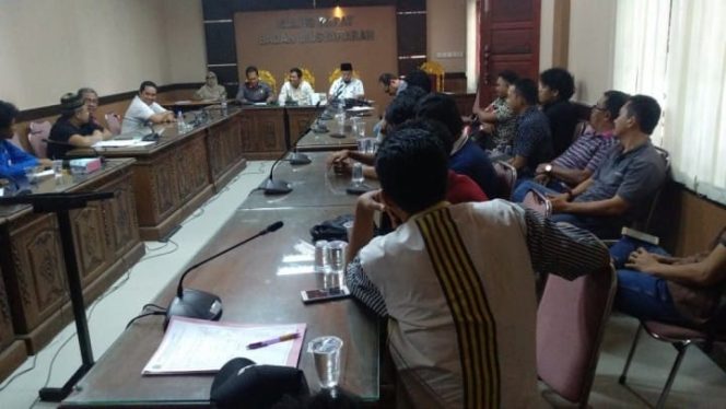 					Aliansi PETA saat melakukan Hearing ke anggota DPRD Kabupaten Takalar di Ruang Badan Musyawarah (Bamus). (BERITA.NEWS/Abdul Kadir). 