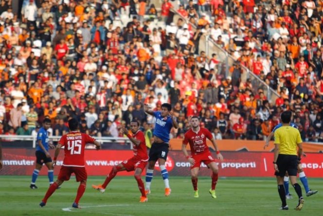 					Persija Jakarta kontra PSM Makassar.