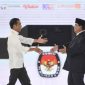 Capres Joko Widodo dan Prabowo Subianto bersalaman pada debat Pilpres 2019 beberapa waktu yang lalu. (Antara Foto/Hafidz Mubarak)