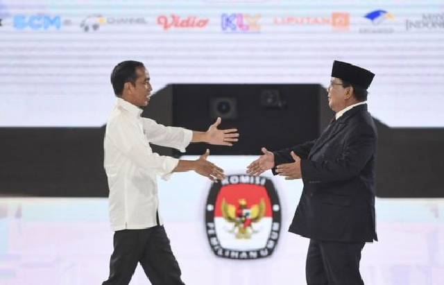 Capres Joko Widodo dan Prabowo Subianto bersalaman pada debat Pilpres 2019 beberapa waktu yang lalu. (Antara Foto/Hafidz Mubarak)