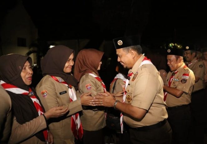					Ketua Majelis Pembimbing Cabang (Mabicab)  kota Makassar Dr. M Iqbal S Suhaeb saat bersalamana dengan peserta malam renungan di Fort Rotterdam Makassar, Selasa (13/8/2019). (BERITA.NEWS/Ratih Sardianti Rosi). 