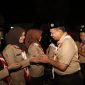 Ketua Majelis Pembimbing Cabang (Mabicab) kota Makassar Dr. M Iqbal S Suhaeb saat bersalamana dengan peserta malam renungan di Fort Rotterdam Makassar, Selasa (13/8/2019). (BERITA.NEWS/Ratih Sardianti Rosi).