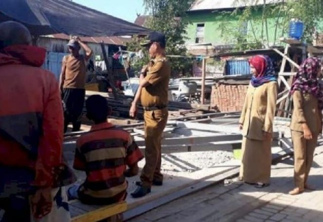 					Lurah Barrang Caddi, Kecamatan Kepulauan Sangkarrang, Syahrir rutin mengunjungi warga untuk melakukan Program Sentuh Hati.