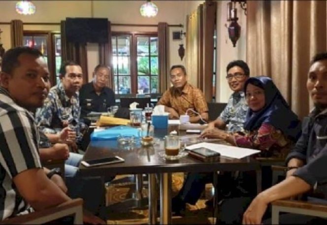 					Camat Kepulauan Sangkarrang Drs. H. Akbar Yusuf, M.Si, memimpin langsung rapat koordinasi bersama di Warkop Turatea Makassar, Kamis (20/06/2019)