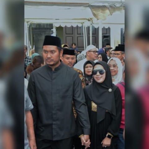 Bupati Sinjai bersama Ketua TP PKK Kabupaten Sinjai saat melayat kerumah duka. (BERITA.NEWS/Aswin Rasyid).