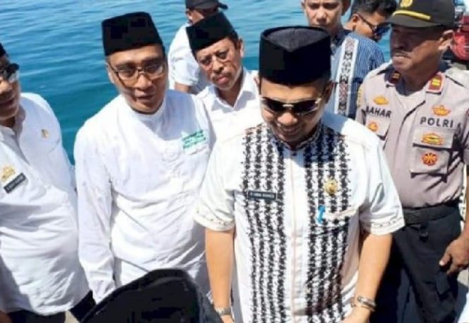 					Camat Sangkarrang, Akbar Yusuf beserta jajaran menyambut kedatangan Pj. Wali Kota Makassar, Iqbal Samad Suhaeb di Pulau Barrang Lompo, Kelurahan Barrang Lompo, Jumat (17/5/2019)
