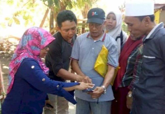 					Lurah Barrang Lompo, Kurniati mendampingi tim dari Dinas Pekerjaan Umum (PU) Kota Makassar dalam rangka survei untuk pembangunan infrastruktur di Pulau Barrang Lompo, Sabtu (16/5/2019)