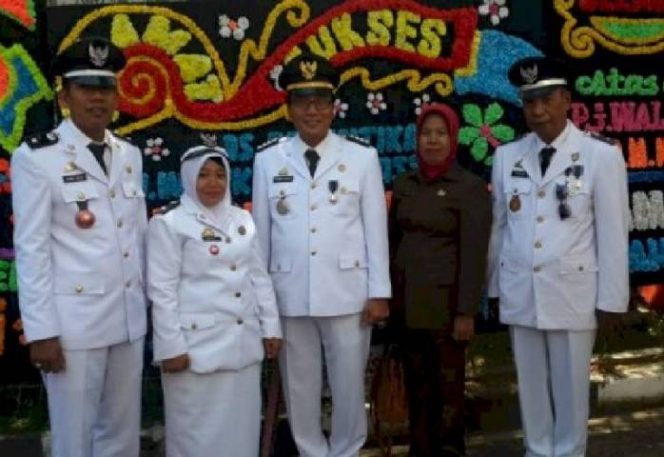 					Jajaran pejabat pemerintah lingkup Kecamatan Kepulauan Sangkarrang menghadiri pelantikan Penjabat (PJ) Walikota Makassar, Iqbal Samad Suhaeb di halaman Kantor Balaikota Makassar, Jalan Ahmad Yani, Senin (13/5/2019)