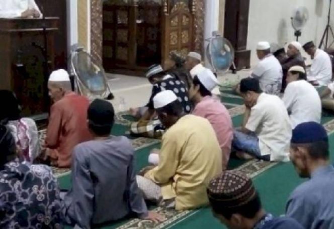 					Camat Sangkarrang, Akbar Yusuf melaksanakan kegiatan Safari Ramadhan 1440 Hijriah tahun 2019, malam ke 7 di mesjid Nurul Mustaqim Kelurahan Barrang Lompo, Sabtu (11/5/2019) malam.