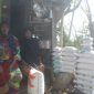 Pedagang garam pinggir jalan. (BERITA.NEWS/Ilham)