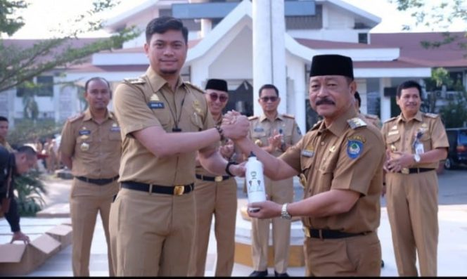 					Kurangi Sampah Plastik, Bupati Gowa Bagikan Ratusan Tumbler ke ASN