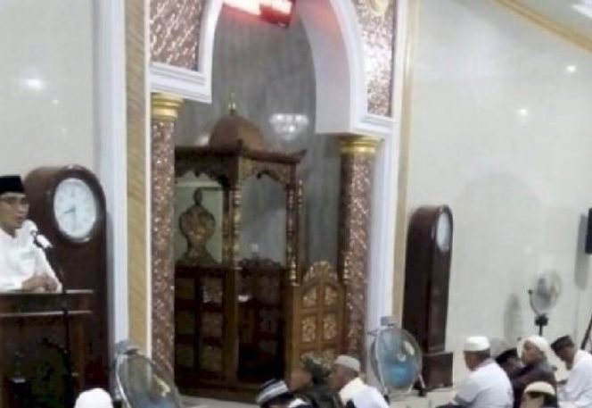 					Camat Sangkarrang melaksanakan kegiatan Safari Ramadhan 1440 Hijriah tahun 2019, malam ke 7 di mesjid Nurul Mustaqim Kelurahan Barrang Lompo, Sabtu (11/5/2019) malam