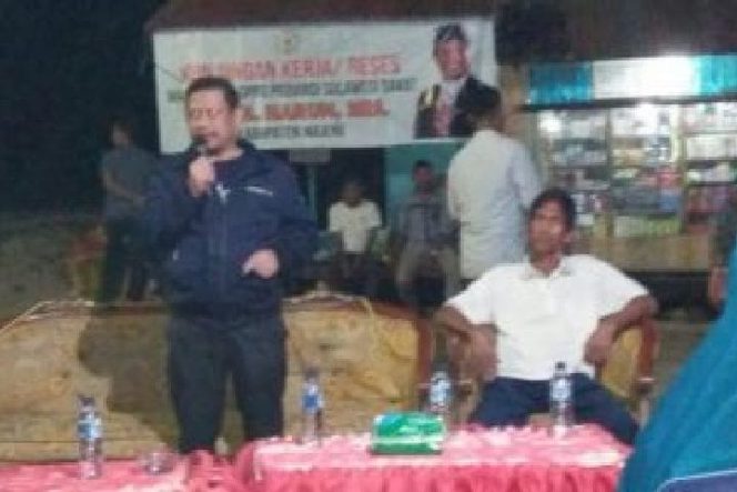 					Wakil Ketua DPRD Sulawesi Barat, Harun menggelar kunjungan kerja diwilayah pesisir masyarakat nelayan di lingkungan Somba Utara, Kelurahan Mosso, Kecamatan Sendana, Majene, Jumat (1/2/2019)