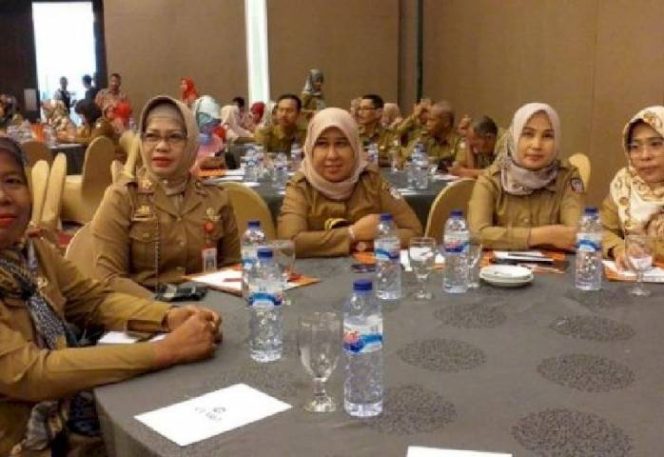 					Sekcam Sangkarrang, Sitti Subaedah bersama Ketua TP PKK Kecamatan Sangkarrang, Yunita Gobel menghadiri Rapat Kerja Daerah Program Kependudukan, Keluarga Berencana dan Pembangunan Keluarga (KKBPK) Tingkat Kota Makassar 2019, di Hotel Claro Makassar, Selasa ( 30/4/2019)