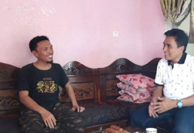 					Camat Sangkarrang, Akbar Yusuf berbincang-bincang bersama Ketua LPM Kelurahan Barrang Lompo, Jamaluddin mengenai pembangunan yang ada di Pulau Barrang Lompo, Kecamatan Kepulauan Sangkarrang. Minggu (7/4/2019)