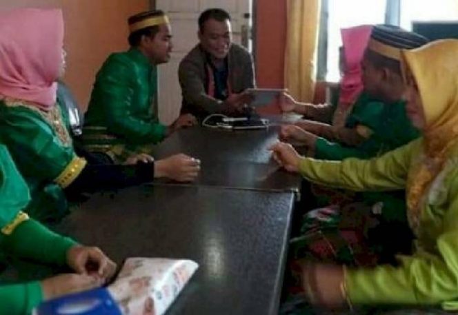 					Rapat koordinasi rutin Pemerintah Kelurahan Barrang Lompo, Kecamatan Sangkarrang, pada pekan ini sangat berbeda. Pasalnya seluruh pejabat struktural hingga staf semuanya mengenakan pakaian adat, Senin (1/4/2019)