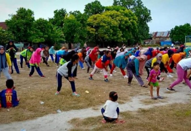 					Warga Kelurahan Kodingareng antusias mengikuti senam pagi bersama jajaran Pemerintah Kelurahan Kodingareng, Ahad (30/6/2019)
