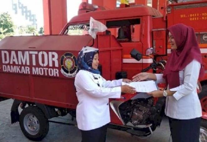 					Lurah Barrang Lompo, Kurniati menerima langsung bantuan Damtor di Kantor Dinas Pemadam Kebakaran Kota Makassar, Rabu (26/6/2019)