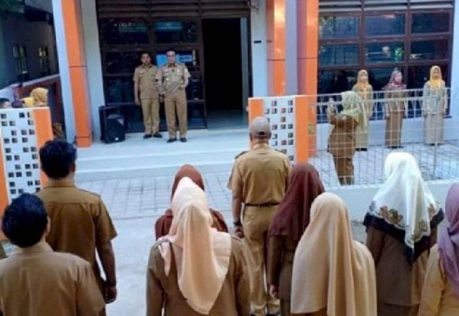 					Segenap jajaran mengikuti pelaksanaan Upacara Bendera yang dilaksanakan di Halaman Kantor Kecamatan Kepulauan Sangkarrang, Senin (24/6/2019)