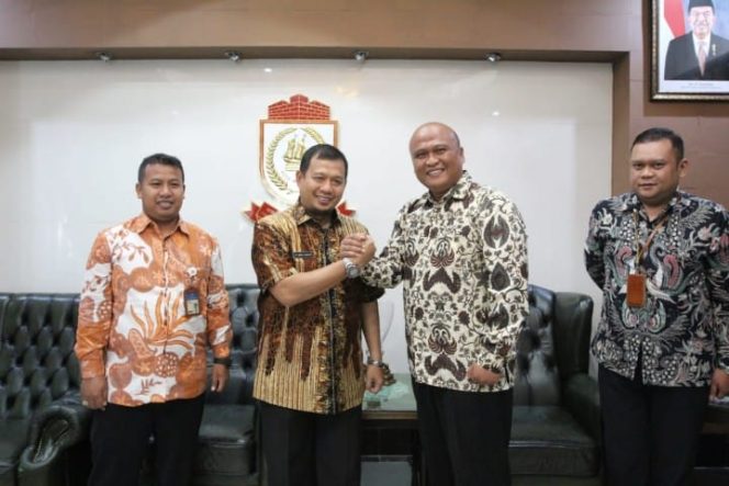 					Pj Wali Kota Makassar Iqbal Suhaeb saat menyambut kedatangan Kepala Kanwil VI KPPU Makassar Hilman Pujana di Rumah Jabatan Wali Kota Makassar, Kamis (1/8/19). (BERITA.NEWS/Ratih Sardianti Rosi). 