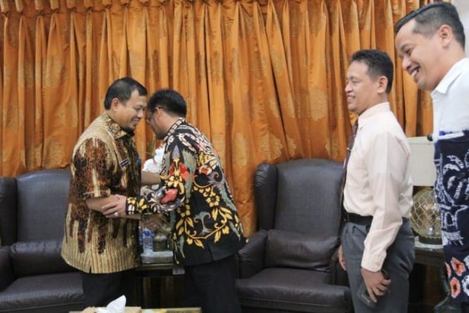 					Pj Wali Kota Makassar Iqbal Suhaeb saat menyambut Wakil Rektor I Universitas Muhammadiyah Makassar (UMM) Abd Rakhim Nanda di Rumah Jabatan Wali Kota, Kamis (1/8/19). (BERITA.NEWS/Ratih Sardianti Rosi). 