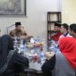 Pj Wali Kota Makassar Iqbal Suhaeb saat menyambut Bangsawan dari Kelantan Malaysia Raja Amin di Rumah Jabatan Wali Kota Makassar, Kamis (1/8/19). (BERITA.NEWS/Ratih Sardianti Rosi).