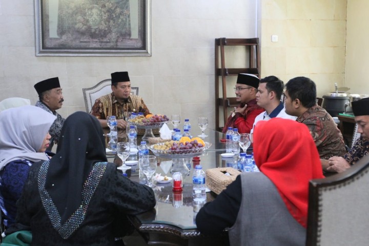 Pj Wali Kota Makassar Iqbal Suhaeb saat menyambut Bangsawan dari Kelantan Malaysia Raja Amin di Rumah Jabatan Wali Kota Makassar, Kamis (1/8/19). (BERITA.NEWS/Ratih Sardianti Rosi).