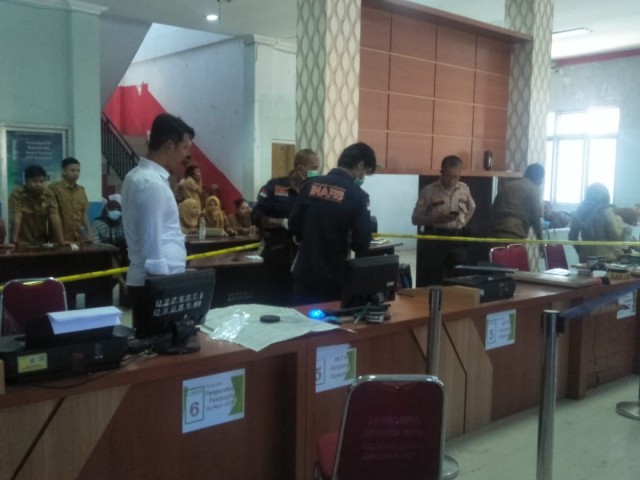 Tim Inafis Polres Jeneponto melakukan identifikasi di ruang Pelayanan kantor Capil. (BERITA.NEWS/Ilham).