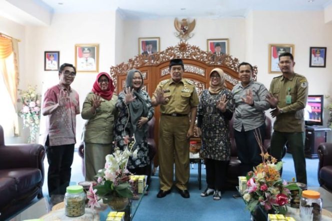 					Bupati Bulukumba ketiga dari kiri foto bersama Kementerian Lingkungan Hidup dan Kehutanan (LHK) RI. (BERITA.NEWS/IL). 
