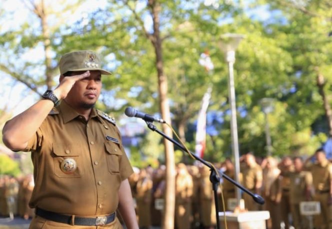 					Pj Wali Kota Makassar Iqbal Suhaeb saat menjadi irup pada upacara pemkot Makassar di Halaman Balai Kota Makassar, Senin (5/8/2019). (BERITA.NEWS/Ratih Sardianti Rosi). 