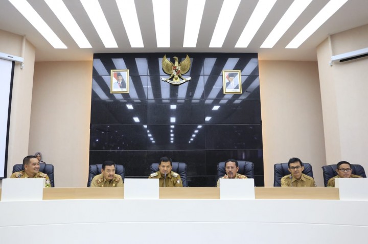 PJ Wali Kota Makassar Iqbal Suhaeb saat memimpin rakor di ruang Sipakatau, Lantai dua, Kantor Wali Kota Makassar. (BERITA.NEWS/Ratih Sardianti Rosi).