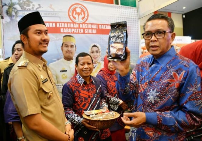 					Gubernur Sulsel, Nurdin Abdullah Bersama Rombongan mengunjungi Stand Pameran Dekranasda Sinjai (BERITA.NEWS /Muhammad Aswin). 